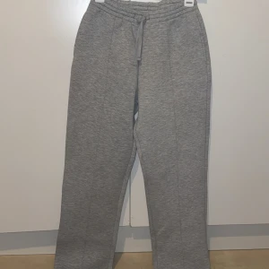 Fleared joggers  - Säljer oanvänd fleared joggers, storlek S. Pris kan diskuteras