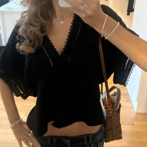 svart blus - söt svart blus från spanien där av ingen lapp! liknar den från zara. Den är i linne material, super skön använd endast en gång❣️ storlek S men passar även mig som har xs, se första bilden