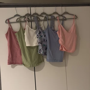 6 linnen i pastellfärger - 6 st linnen i storlek xs och S. Gör att köpa separat 