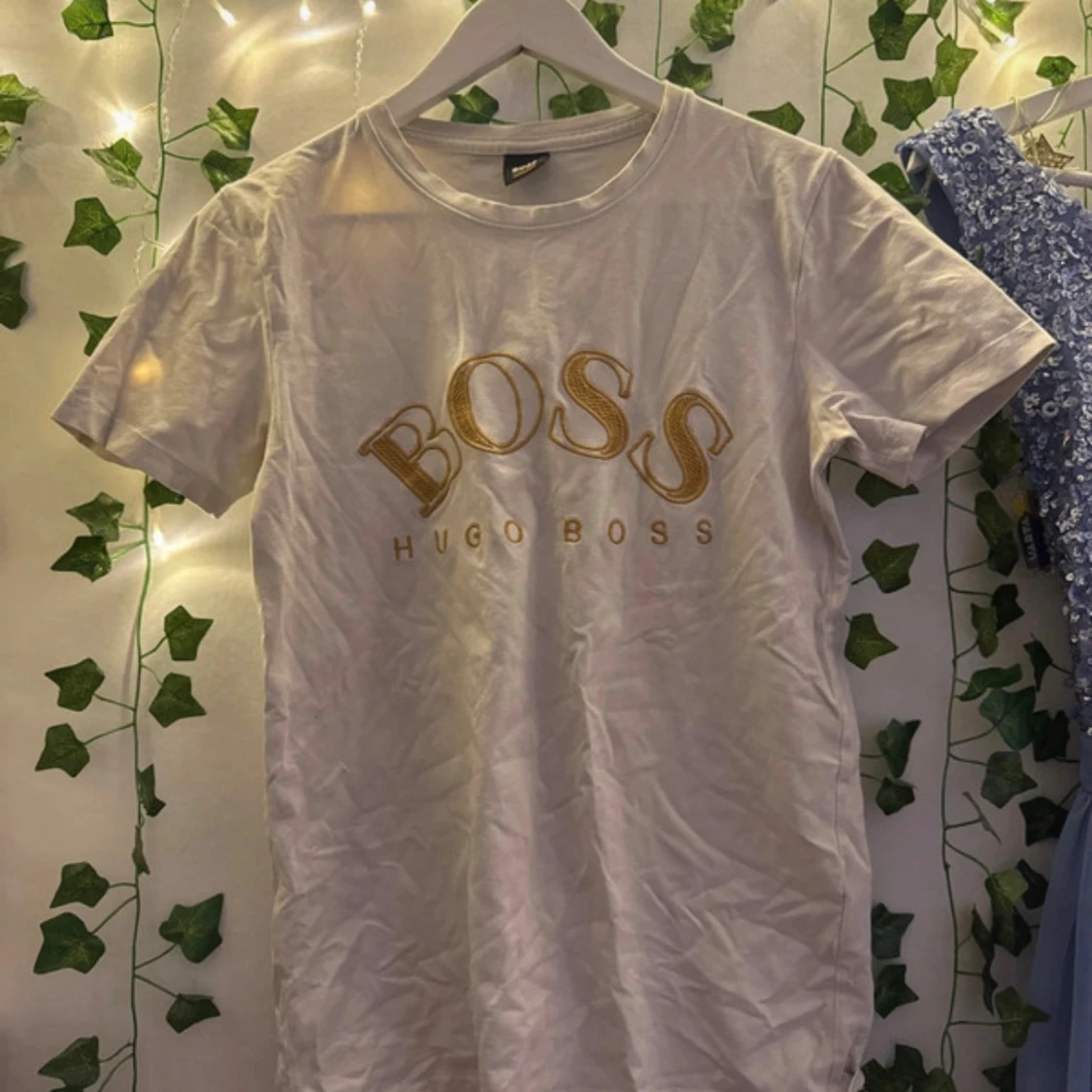 Vit t-shirt från Hugo Boss med guldtryck