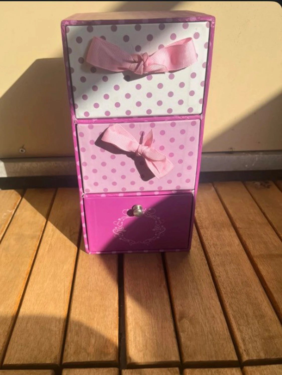 Rosa sminkförvaring med rosetter