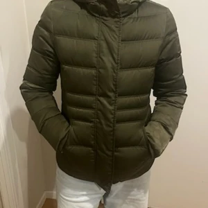 Jacka frpn Calvin Klein jeans  - Mörkgrön jötteskön varm jacka i fint skick. En reva på insidan i fodret som är lagad.