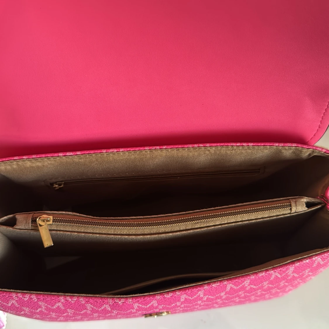 Rosa axelväska med mönstrad rem - 3