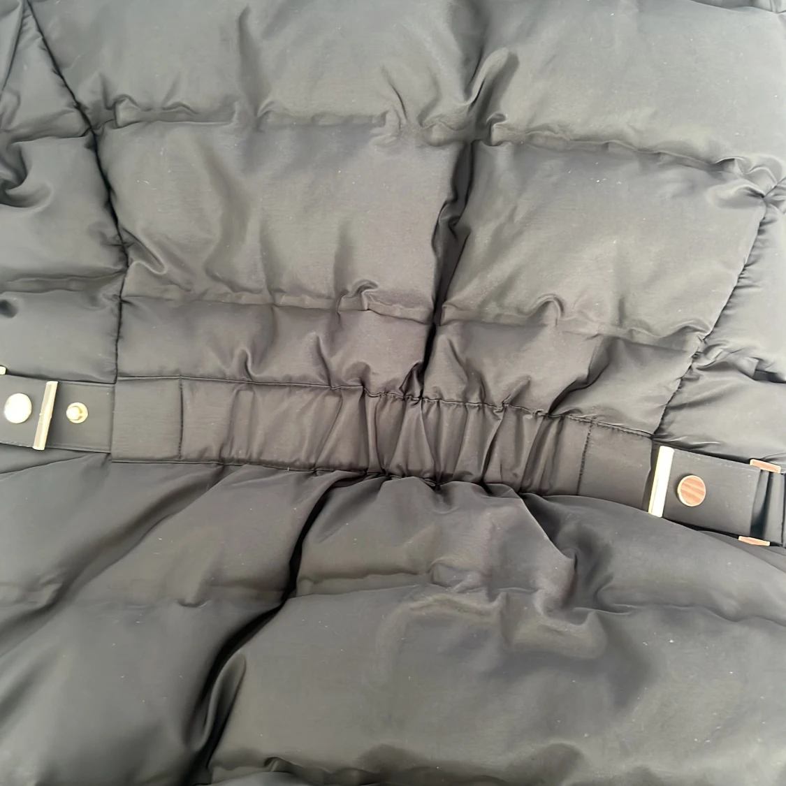 Svart pufferjacka med päls från Zara - 4