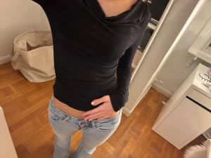 Svart långärmad med draperad hals🖤 - En svart lång ärmad topp med snygg draperad halsringning. Perfekt till vardag och fest😻                   Köpt från H&M Divided förra året men helt oanvänd.