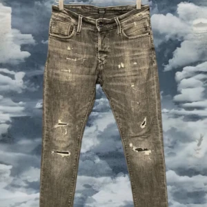 Jack n jones jeans (SLIM GLENN)  - Jack&jones jeans - skick 9/10, mycket bra skick! - storlek 29/30, men kan också passa w30, (30/30) - modell: slim Glenn - extremt snygga jeans med feta slitningar! - hör av er vid måtten eller andra frågor🙌