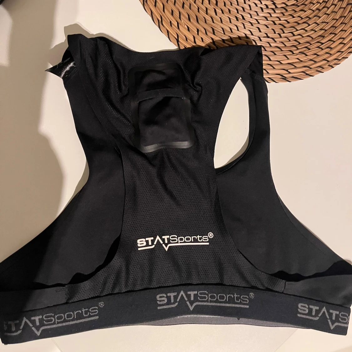 Svart sporttopp från STATSports - 1
