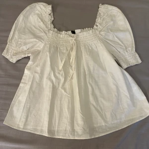 Vit blus med puffärmar och knyt - Vit blus med puffärmar och knyt