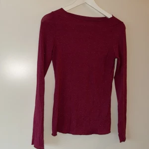 Intimissimi  - Superfin röd tröja med guldglitter i från intimissimi❤️‍🔥❤️‍🔥 säljer då den är för stor på mig 