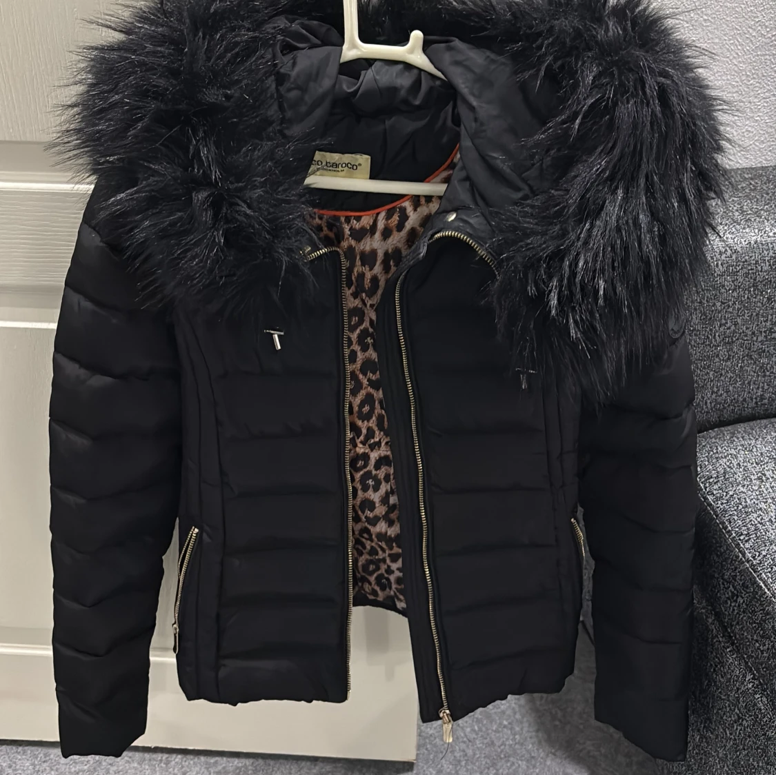 Svart pufferjacka med fuskpäls från Rocobarocco - 2