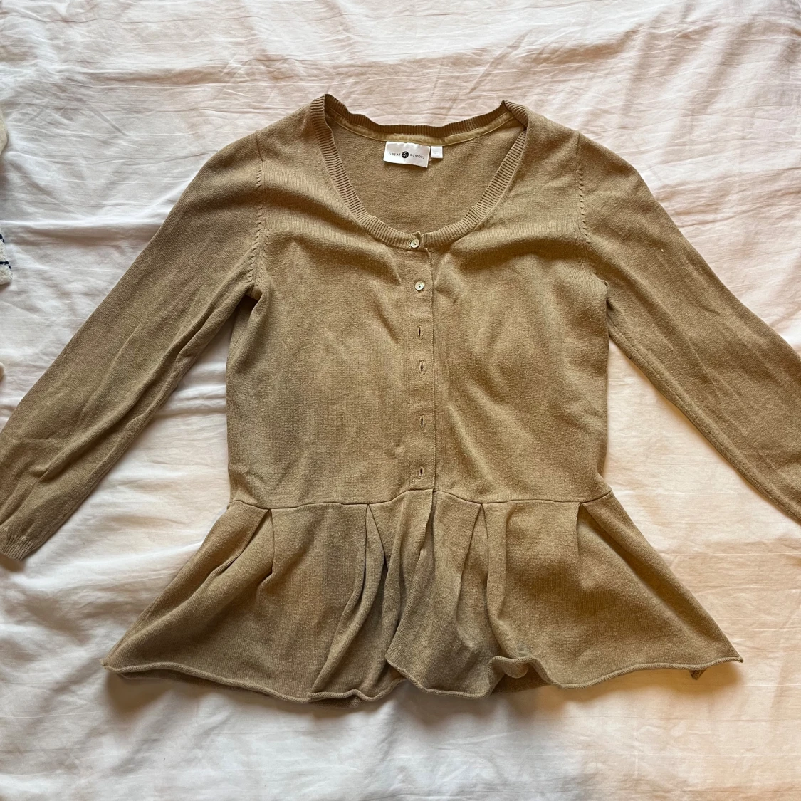 Beige kofta med volang