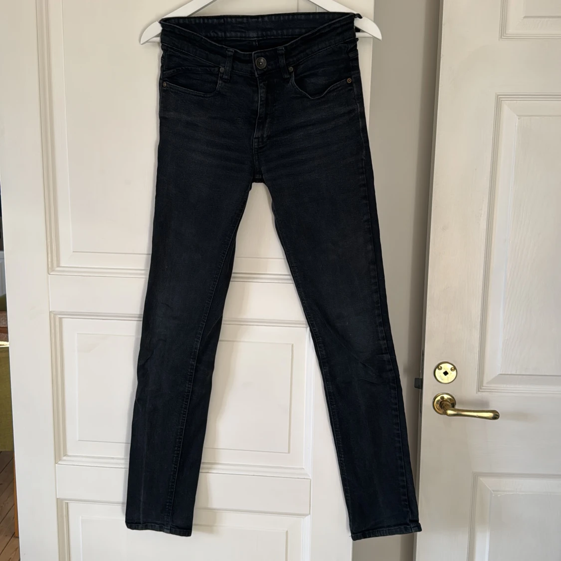 Svarta jeansbyxor från DRDenim modell mauser 101