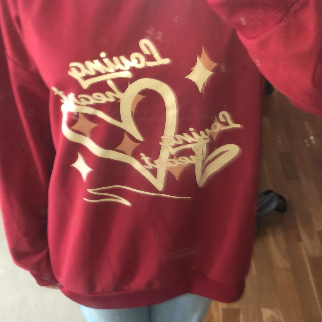 Röd sweatshirt med hjärtmotiv, strl M - 2