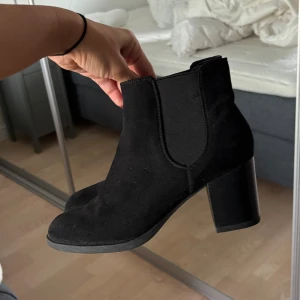 Svarta boots med klack - Snygga svarta boots med rund tå och stabil hög klack!