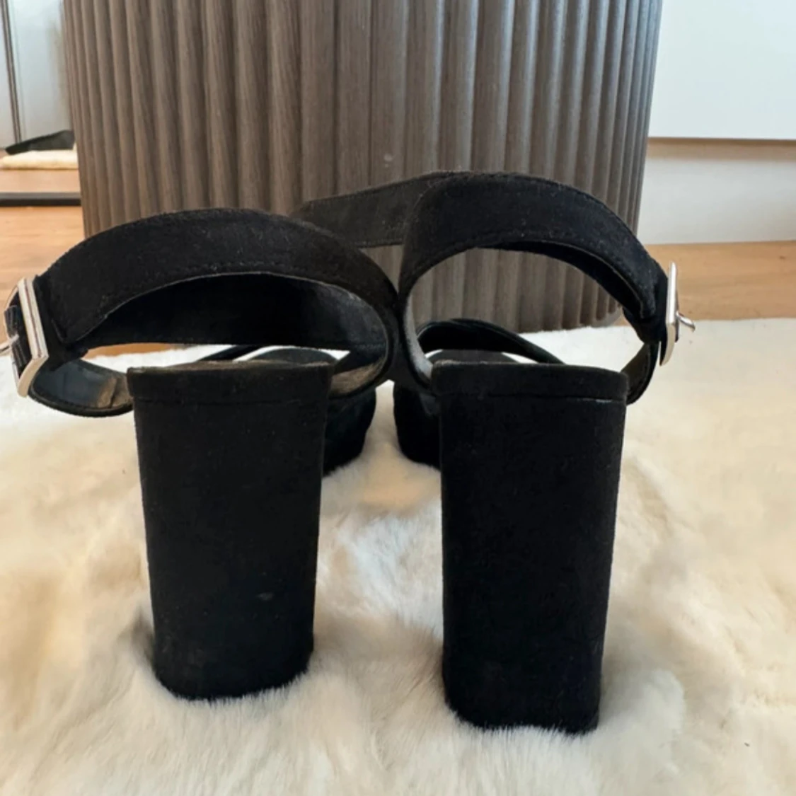 Svarta sandaler med klack och spänne - 1