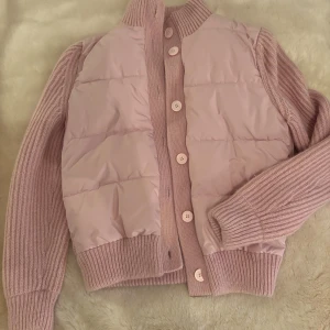 Rosa cardigan jacka från St. Barth - Säljer en rosa cardigan jacka från St. Barth Après-Ski Collection i storlek M. Passar som en S/XS. Jättesnygg från de fina märket St.barth!!!💕💕🌸🌸En knapp är trasig, därav ett lite lägre pris