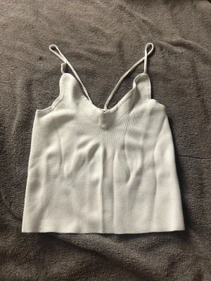 Ett vitt linne, storlek s - Jätte fint vardags eller fest linne beroende på vad man stylar det med!!