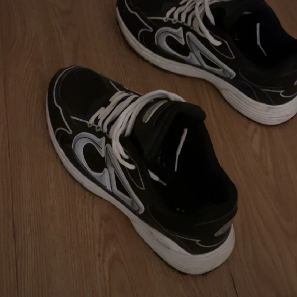 Vit/svarta skor  - 3