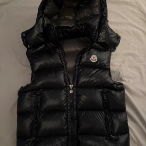 Moncler Bormes black - Dunväst från Moncler i storlek 3/L men passar också M. Kontakta vid intresse och eventuellt mer bilder. Priset ej hugget i sten!