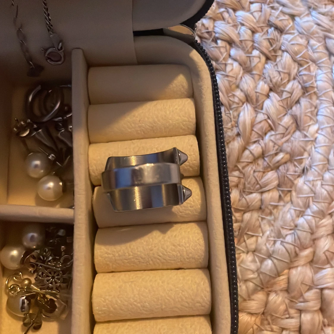 En fin Edblad nitring i färgen silver. Superpopluär och super fin, passar till allting!!  - 1