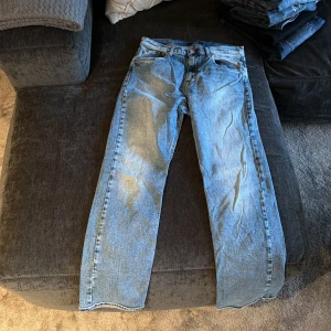 Replay ljusblå jeans straight fit - Säljer ett par ljusblå jeans från Replay med klassisk femficksdesign och raka ben. Jeansen har snygga slitningar, kontrastsömmar och Replay-logga på bakfickan. Passar dig som gillar en enkel och clean look.