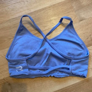 Prime Seamless Top - Lilac från Relode  - Säljer en lila sporttopp från Relode med tunna axelband som korsas i ryggen. Toppen har en sportig look och är tillverkad i mjukt, stretchigt material som passar perfekt för träning. Diskret logga på sidan och elastisk nederkant för extra komfort.