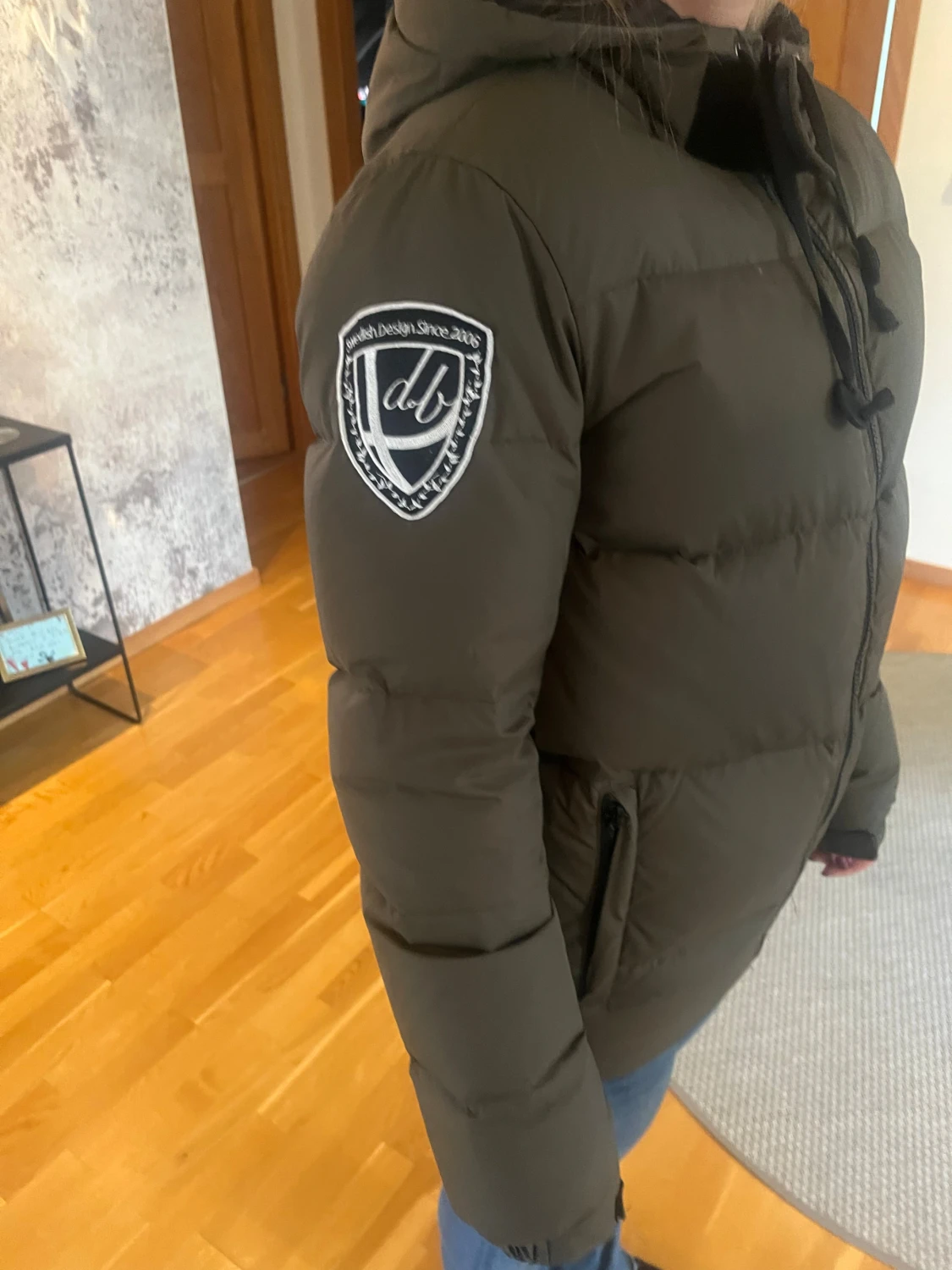 Olivgrön pufferjacka från D.BRAND - 2