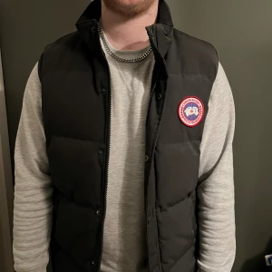 Canada goose - Säljer min killes Canada goose väst i Storlek XL, väldigt liten i storlek då min kille har vanligtvis M! Äkta!!!🤗🤗