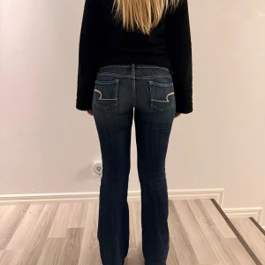 Lågmidjade jeans - Midja rakt över 39 cm. Innerbenslängd ca 77cm. Stretchiga. Jag är 164 cm och passar mig bra i längden.
