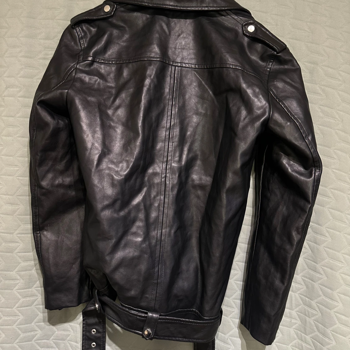 Oversize bikerjacka i skinneffekt - 1