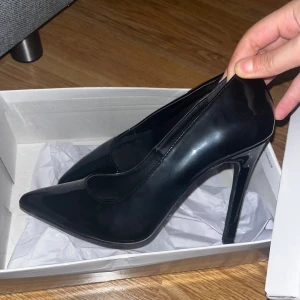 Svarta lack skor - Lack skor från Nelly, jätte fina. Använd endast en gång.