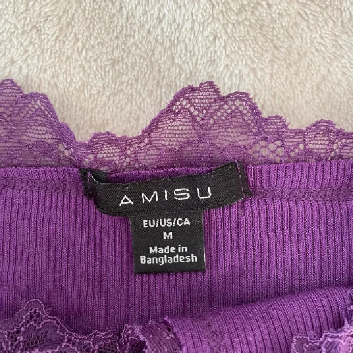 Lila spetskantad linnetopp  - 2