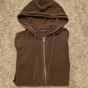 Jack N Jones stickad hoodie  - Tvärfet stickad hoodie ifrån Jack N Jones. Färgen är mörkgrön och tröjan har inga defekter. Storlek är Xs men sitter mer som S. Tröjan sitter slim, inte så baggy. Hör av er för fler funderingar 👌
