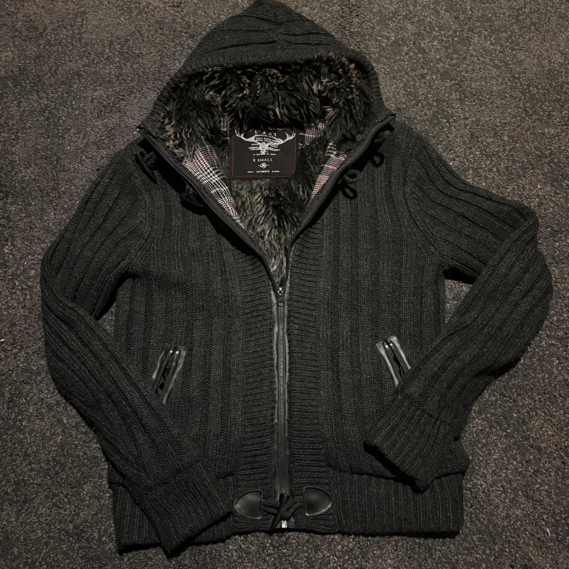 Svart stickad hoodiejacka