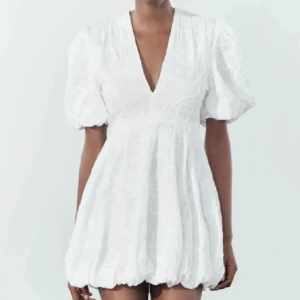 Vit klänning med puffärmar - Säljer min superfina studentklänning från Zara. Klänningen är endast använd vid ett tillfälle🤍