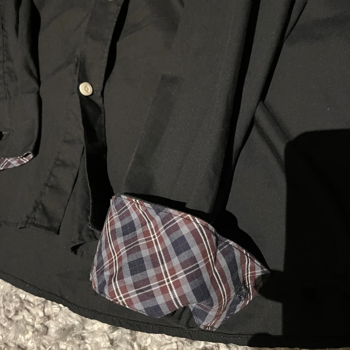 Svart skjorta med rutiga detaljer - 3