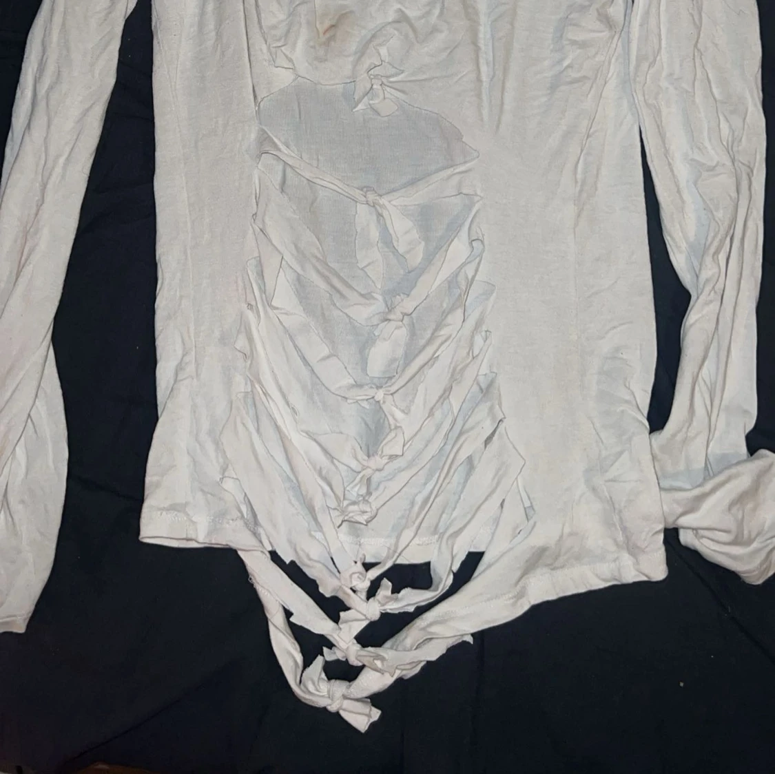 Vit långärmad tröja med nitar och knyt - 1