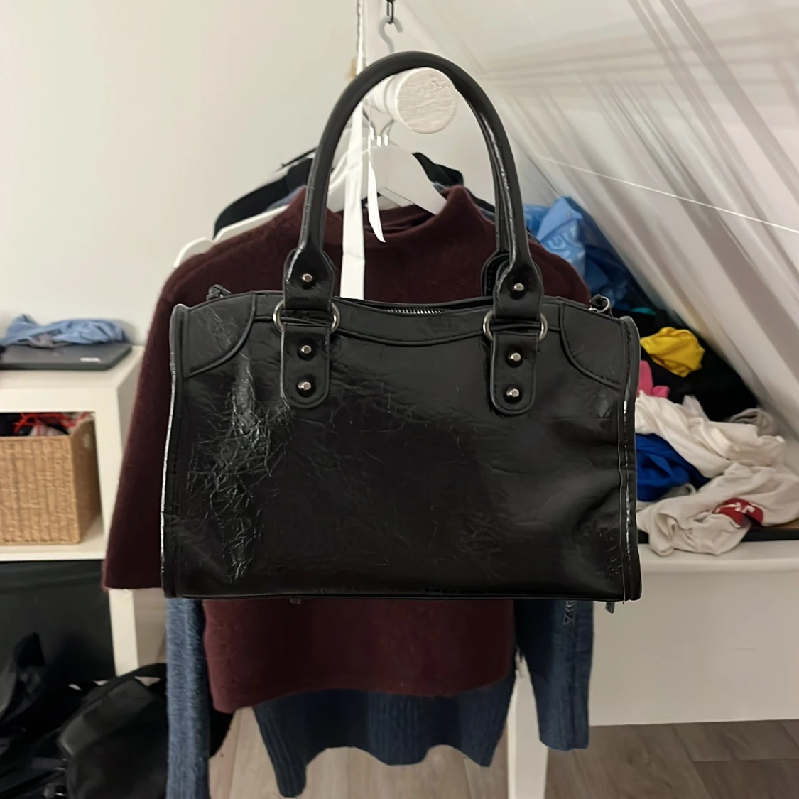 Svart handväska med dragkedja - 2