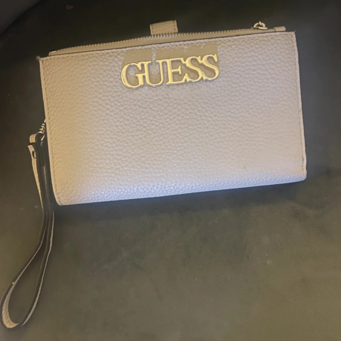 Beige plånbok från Guess med dragkedja