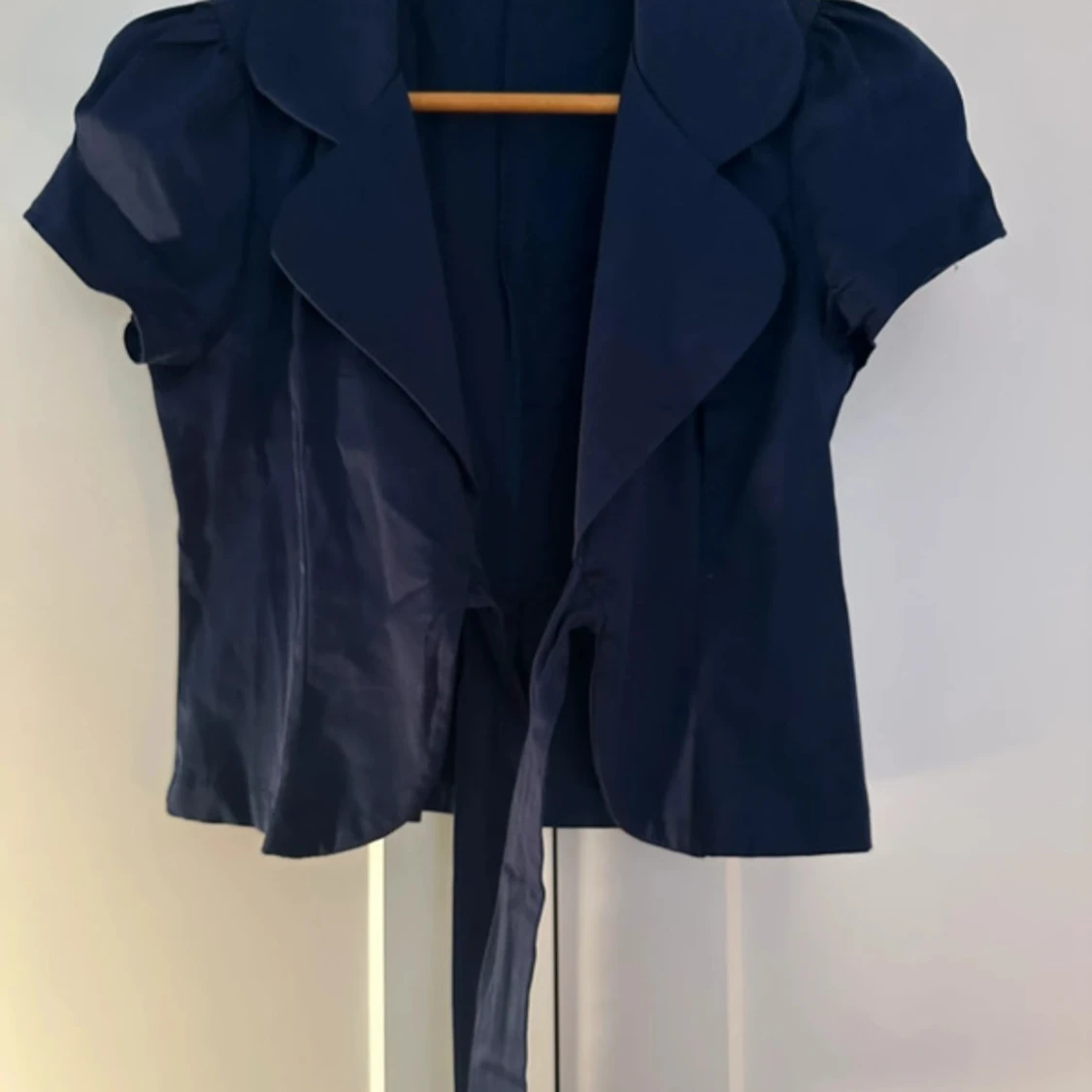 Mörkblå kort kavaj med rosett - 1