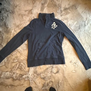 Abercrombie fitch tröjan knappar  - Väldigt fint skick på tröjan och är en perfekt tröja att ha till vardags. Tveka inte på att höra av dig. Den sitter som en M 