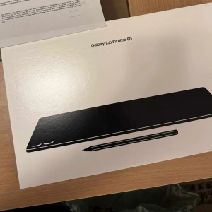 Galaxy Tab S11 Ultra 5G - Samsung Galaxy Tab S11 Ultra 5G i originalförpackning, ser helt ny ut och inkluderar S Pen. Perfekt för arbete, studier och underhållning med stor skärm och kraftfull prestanda. Inga synliga skador eller slitage på kartongen.