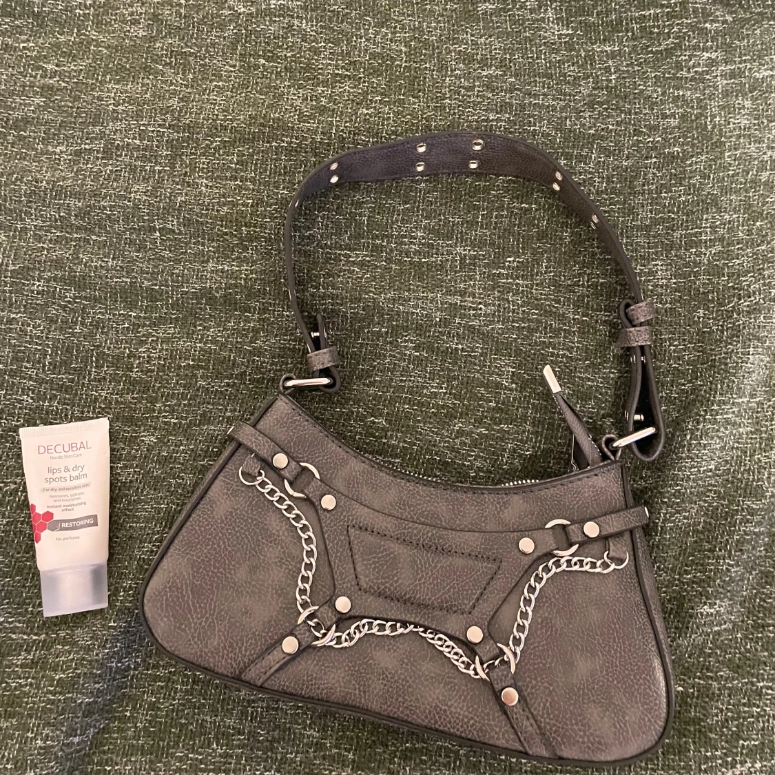 Svart axelväska med kedjedetaljer