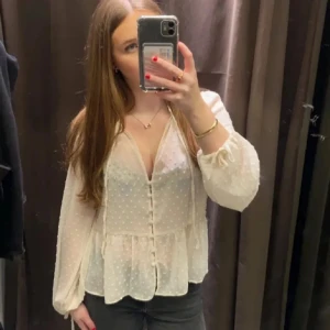 Vit prickig Zara topp  - Säljer denna topp från Zara som inte längre säljs. Nypris: 380 kr💘