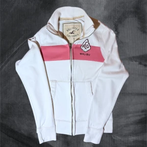 Ziptröja från Hollister - Säljer nu denna asfeta tröjan från Hollister k stl M men passar mer S tycker jag. Extremt bra skick, används ett fåtal gånger plus att en del va lappen var kvar. Sjukt snygg combo med cremefärg och pink grapefruit.  Priset är diskuterbart så tveka inte att ställa frågor! Svarar mer än gärna 🙌