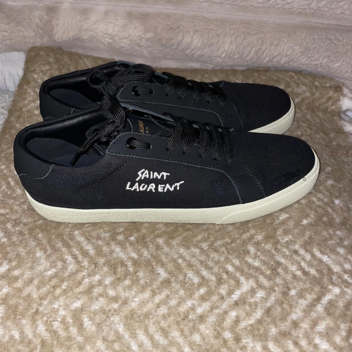 Svarta Saint Laurent sneakers