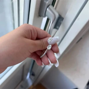 Silverarmband Caroline Svedbom - Snyggt och stilrent armband från Caroline Svedbom i silverfärg med två glittriga stenar framtill. Armbandet har en tunn, elegant form och passar perfekt för dig som gillar diskreta men lyxiga detaljer. Perfekt accessoar för att lyfta din look.