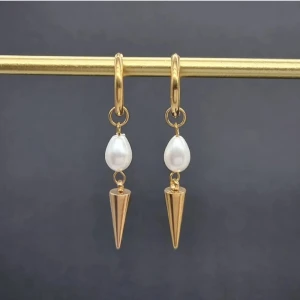 Handgjorda örhängen  - Handgjorda örhängen.  Material-rostfritt stål 