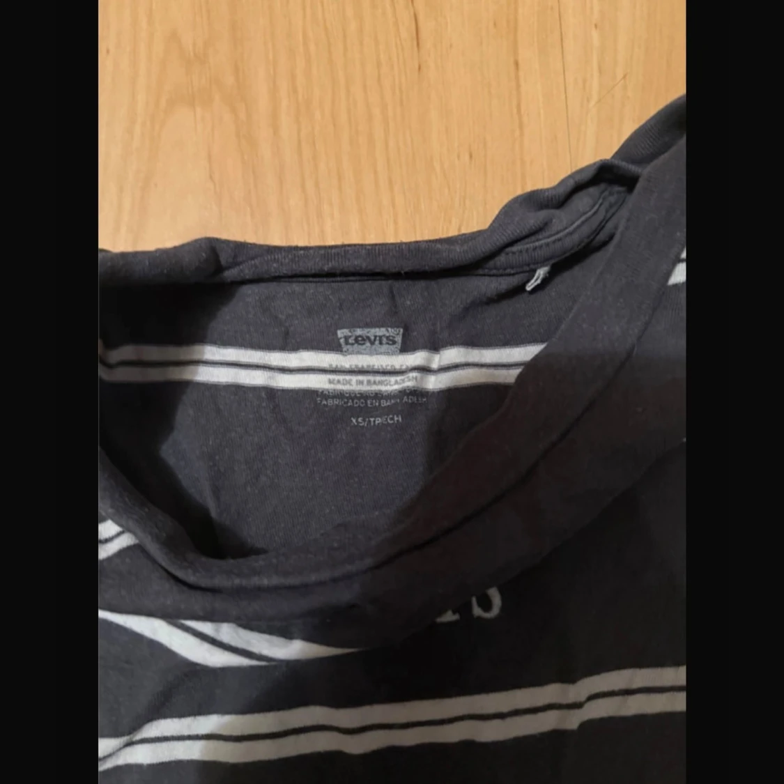 Randig svart t-shirt från Levis - 1