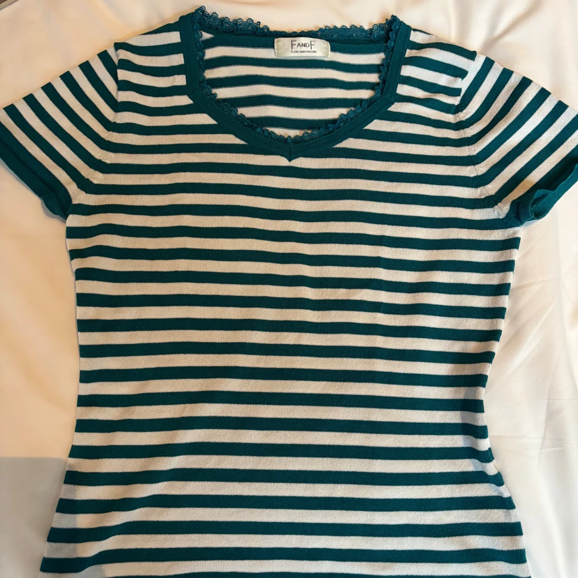 Grön vit randig topp med spets  - 1